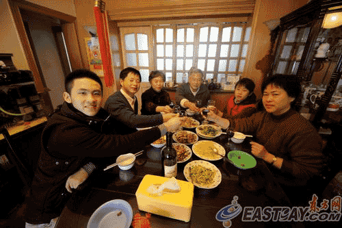 归国华侨在沪过大年:给孩子烙下传承的情ø