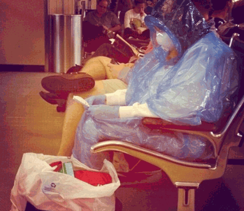 被埃博拉吓到 美国女子穿成这样上飞机