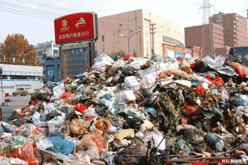 南京环卫工罢工抗议低工资 致�垃圾围城�