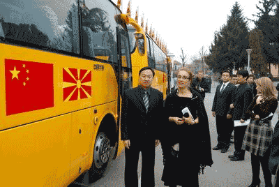 中国向欧洲国家马其顿无偿援助校车引热෷