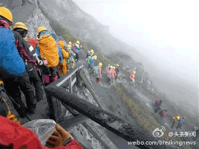 日本火山喷发：30多名登山者心肺功能停止